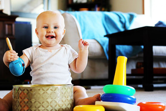 5 activități senzoriale pentru bebelușul de 12 luni