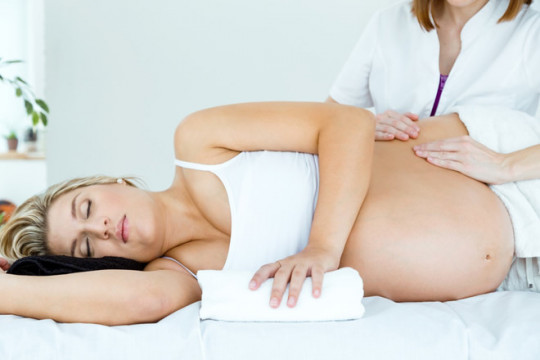 Masajul și gimnastica pe timpul sarcinii – cum te ajută și de ce să urmezi un astfel de program?