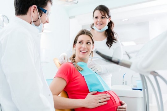 Tot ce trebuie să știi despre îngrijirea dinților în sarcină