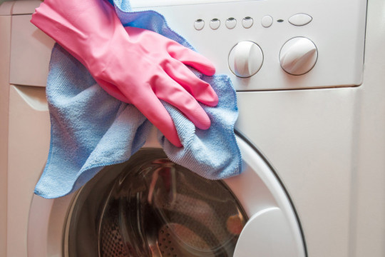 4 trucuri pentru curățarea mașinii de spălat cu produse din casă