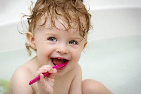Sfaturile specialistului: cum să alegi corect periuţa de dinţi a copilului