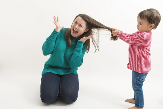 Cum disciplinezi copilul de 2 ani care te trage de păr când este nervos