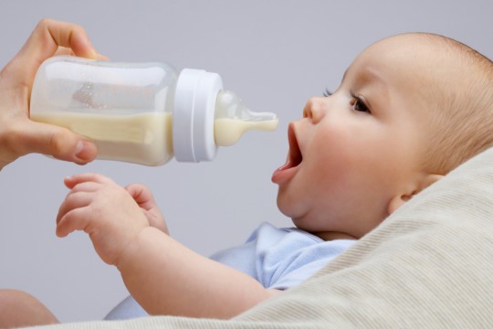 Avertisment: Bebelușii hrăniți cu biberonul înghit milioane de microparticule de plastic pe zi