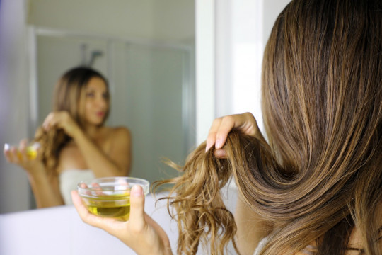 Vrei să ai părul lung și sănătos? 13 trucuri pe care să le încerci