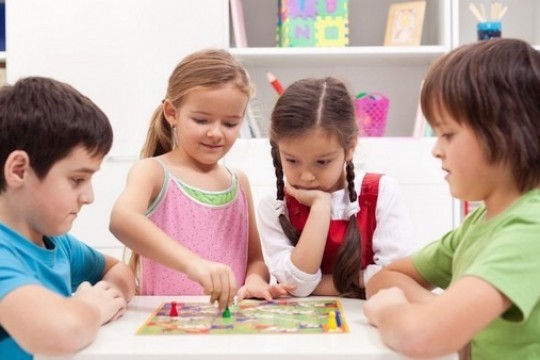 Jocuri distractive şi educative recomandate de psiholog pentru perioada când copiii stau acasă