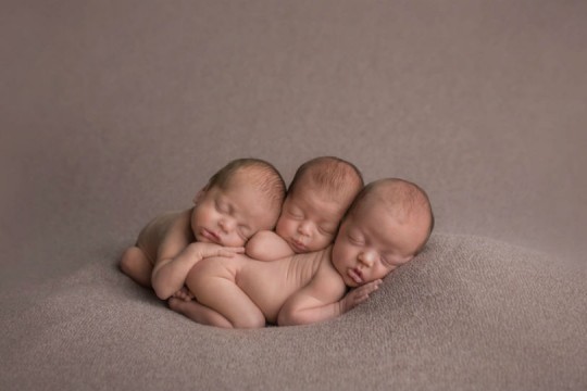 Părinții unor tripleți identici au găsit o metodă inedită cum să-i deosebească