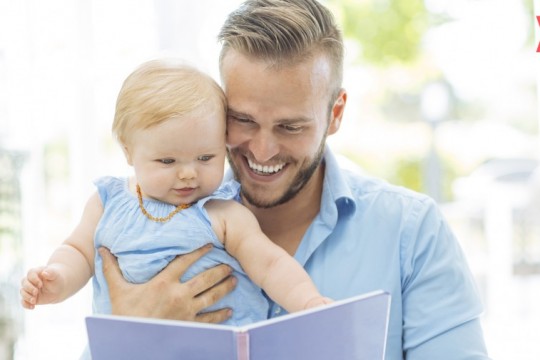 Iată de ce este bine să-i citești bebelușului chiar dacă încă nu te înțelege!