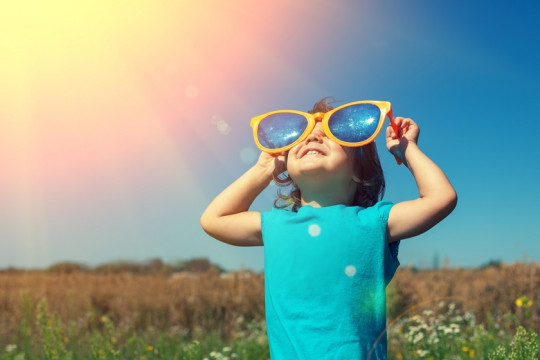 Cum alegem cei mai potriviți ochelari de soare pentru cel mic