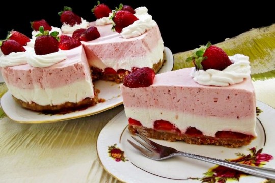 Un desert extraordinar - cheesecake cu căpșuni