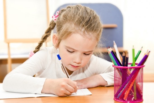 O mamă din Rusia a găsit o metodă genială ca să-și învețe fetița să scrie