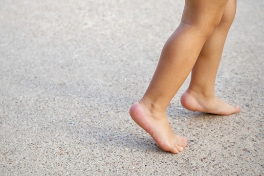 Medicul pediatru explică dacă mersul pe vârfuri la copilul mic este sau nu normal