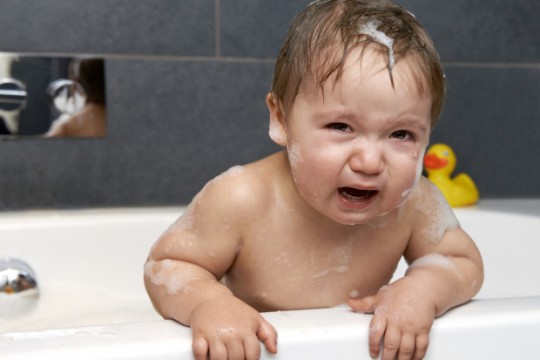 Soluții eficiente pentru a convinge copilul să facă baie