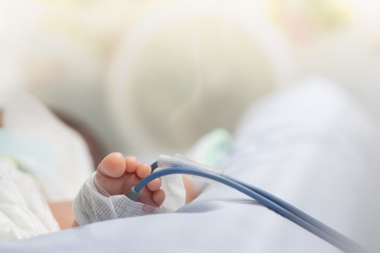 Un bebeluș din Marea Britanie a murit din cauză că medicii nu i-au făcut o injecție de rutină