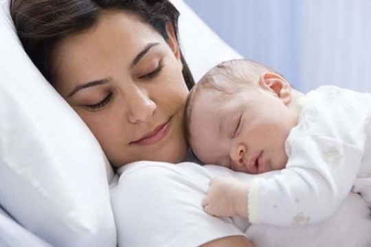Copiii ar trebui să doarmă cu mamele până la 3 ani, conform specialiștilor