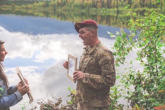Soția unui militar l-a anunțat că este gravidă într-un mod inedit chiar înainte ca el să plece în misiune