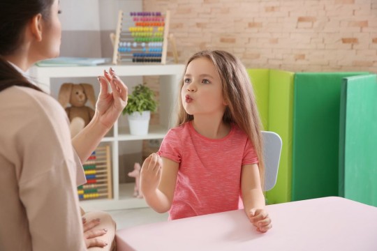 Medic pediatru despre apraxia de vorbire la copii : De fiecare dată când spun același cuvânt, îl produc în mod diferit
