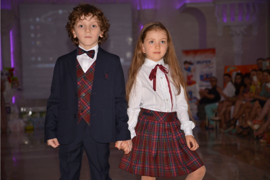 Ţinute de şcoală „made in Moldova” într-o defilare deosebită