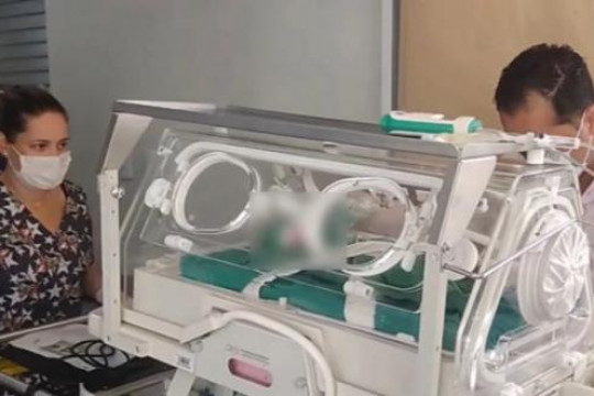 Un bebeluș declarat mort la naștere a dat semne de viață când era pregătit pentru înmormântare