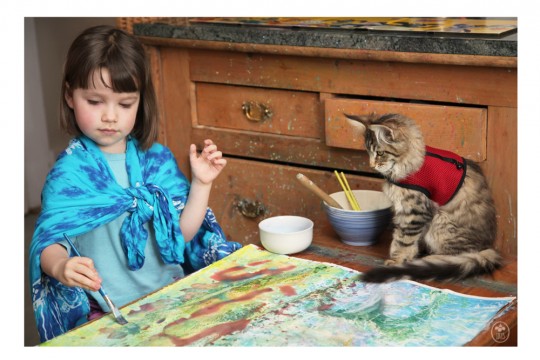 Povestea fetiţei pictoriţe care suferă de autism şi e ajutată de o pisică