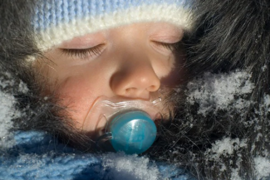 Fotografia care face înconjurul internetului! Copii surprinși dormind afară, în paturi, la 0 grade Celsius