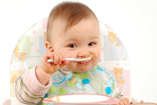 Cum să-ți înveți copilul să mănânce singur