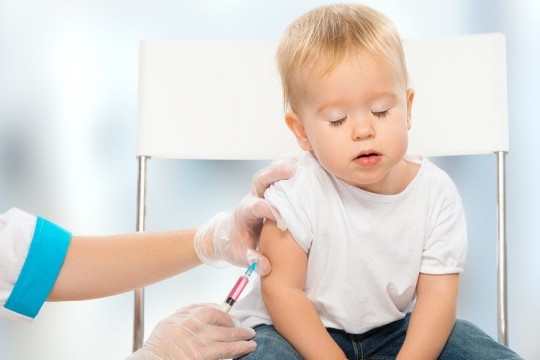 Când se administrează copiilor vaccinul gripal și cum îi protejează