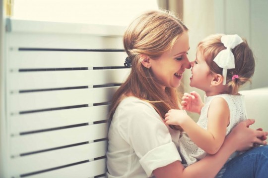 Studiu: Cu cât îmbrățișezi mai mult copilul, cu atât mai mult i se dezvoltă creierul