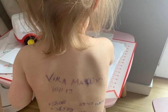 De teama că va fi ucisă în război, o mamă din Ucraina a scris pe spatele fetiței sale toate datele necesare