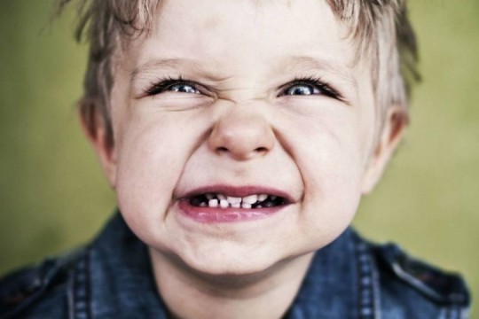 Medic stomatolog despre scrâșnitul dinților (bruxismul) la copii: de ce apare și cum se poate trata?