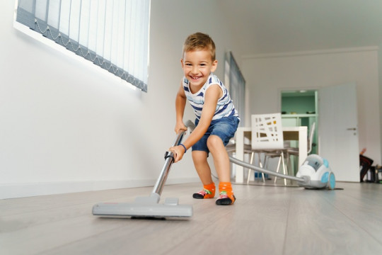 De ce este bine să-ți încurajezi copilul să te ajute la treburile casnice. Sarcini adecvate, în funcție de vârsta lui