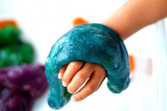 Jucării sănătoase făcute acasă: Noroi elastic colorat
