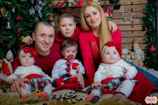 Tripleții familiei Cazacu l-au întâlnit pentru prima dată pe Moș Crăciun