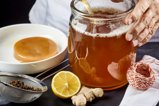 Băutura fermentată care asigură sănătatea gastrointestinală. Scapă de balonare, diaree și constipație