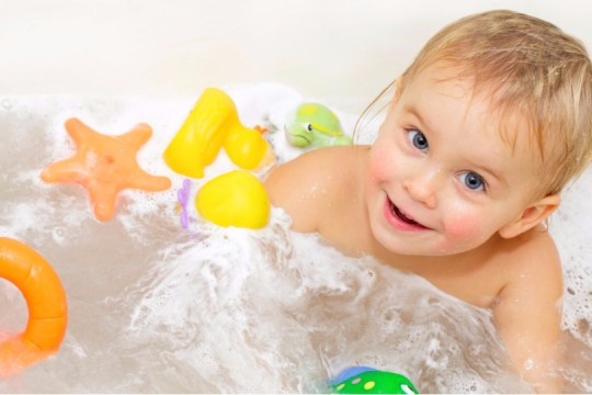 10 activități distractive pentru copii în timp ce fac baie