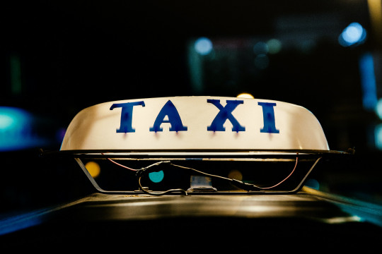Un bărbat a abuzat sexual o minoră într-o mașină de taxi