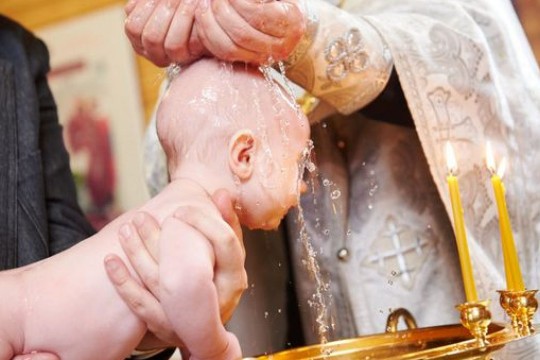 Bebelușul mort după botez înghițise 110 ml de apă. Mărturia șocantă a tatălui
