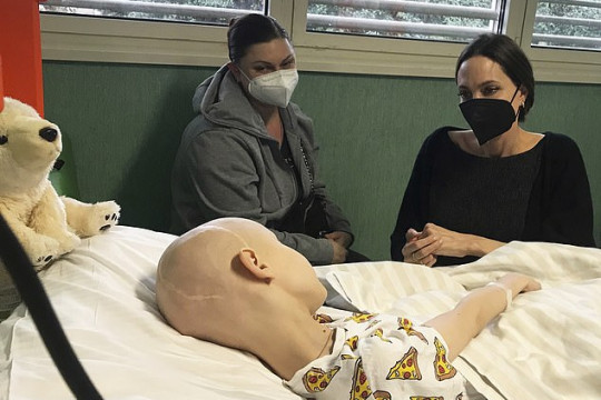 Angelina Jolie, a vizitat copiii ucraineni internaţi la spitalul din Roma