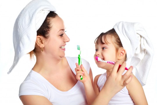 7 modalități de a-ți convinge copilul să se spele pe dinți