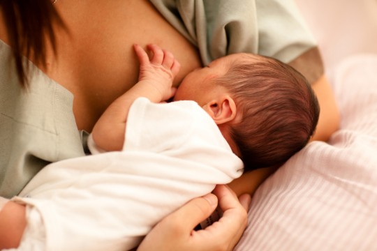 Aspecte importante privind alăptarea bebeluşului în primele zile