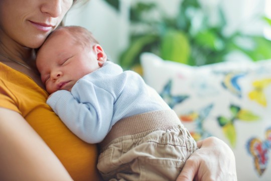 Consultant în alăptare: 10 motive pentru a-ți ține bebelușul în brațe