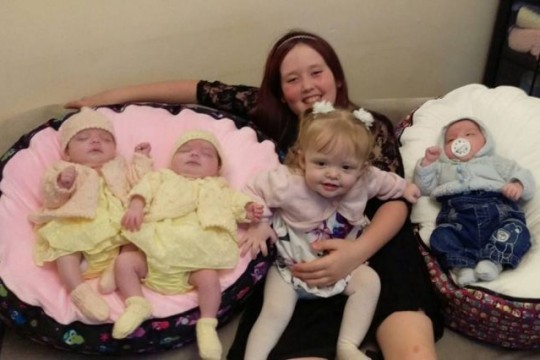 Un caz neobișnuit: A născut patru copii într-un an și micuții nu s-au născut în același timp