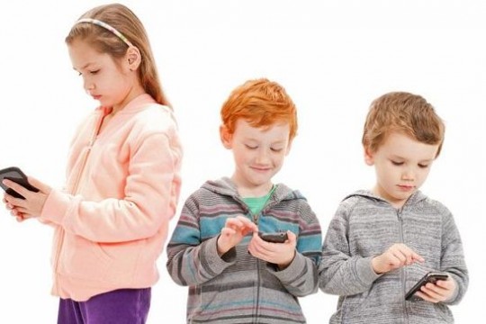 Noi recomandări ale OMS privind timpul pe care ar trebui să-l petreacă copiii în fața ecranelor