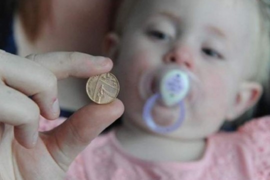 Avertismentul medicilor: Se atestă o creștere bruscă a numărului de copii care înghit monede, magneți și baterii