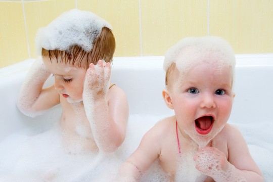O marcă renumită de șampon pentru bebeluşi este contaminată cu o substanță foarte cancerigenă