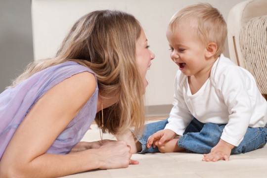3 idei mai puțin obișnuite pentru stimularea limbajului la bebeluşi