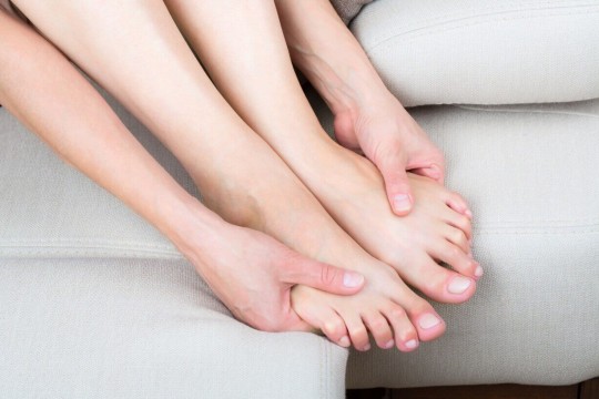 Furnicăturile în mâini și picioare pot semnaliza anumite boli